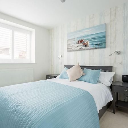 Stunning 2 Bed Apartment, Fabulous Sea View & 2 Minutes To Beach With Parking Борнмът Екстериор снимка