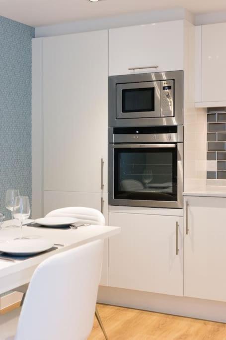 Stunning 2 Bed Apartment, Fabulous Sea View & 2 Minutes To Beach With Parking Борнмът Екстериор снимка