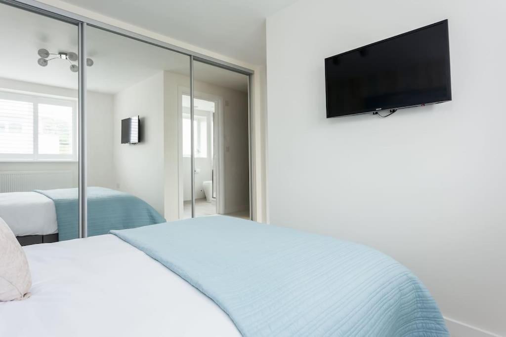 Stunning 2 Bed Apartment, Fabulous Sea View & 2 Minutes To Beach With Parking Борнмът Екстериор снимка
