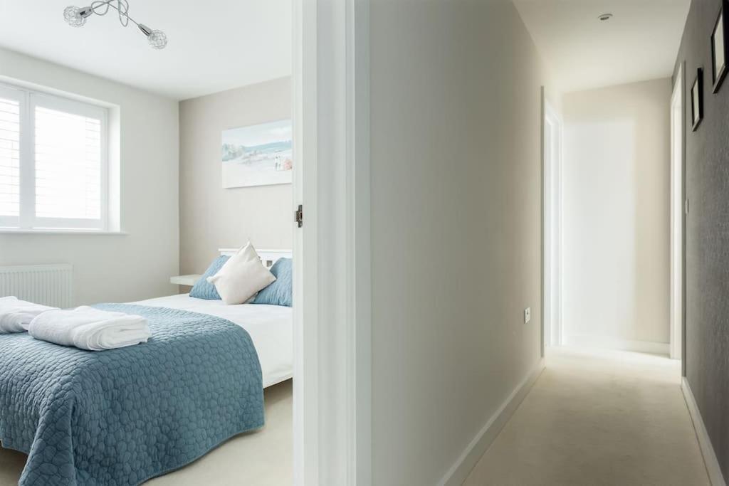 Stunning 2 Bed Apartment, Fabulous Sea View & 2 Minutes To Beach With Parking Борнмът Екстериор снимка