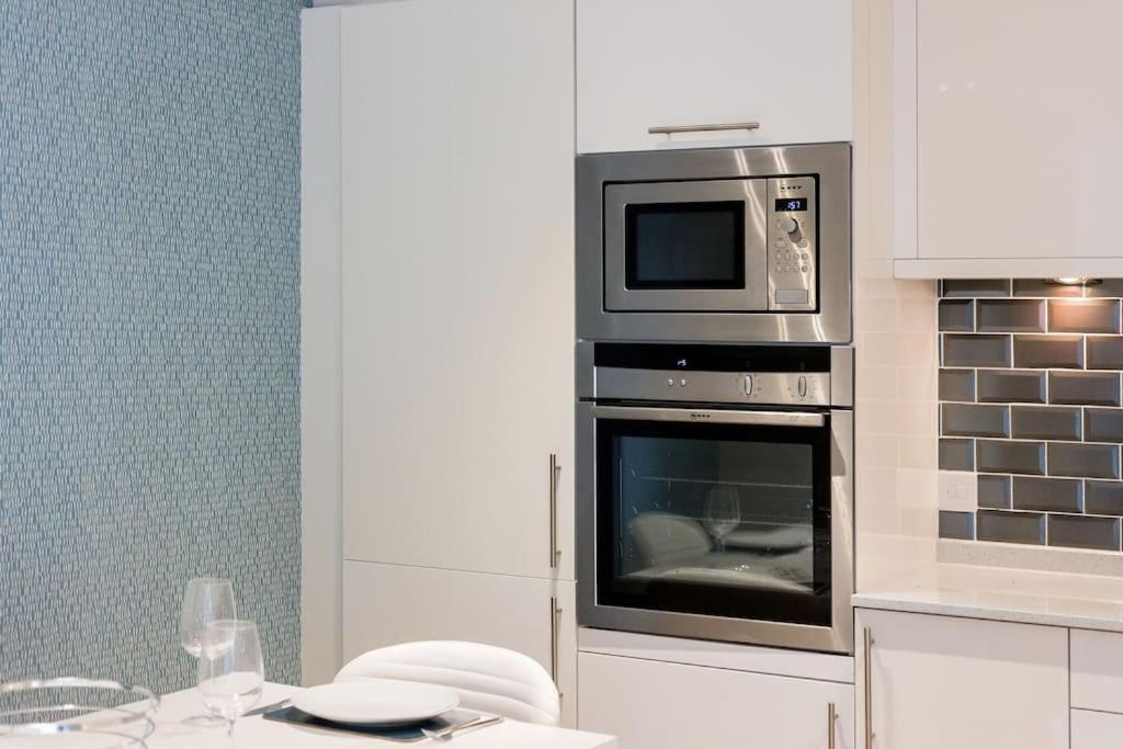 Stunning 2 Bed Apartment, Fabulous Sea View & 2 Minutes To Beach With Parking Борнмът Екстериор снимка