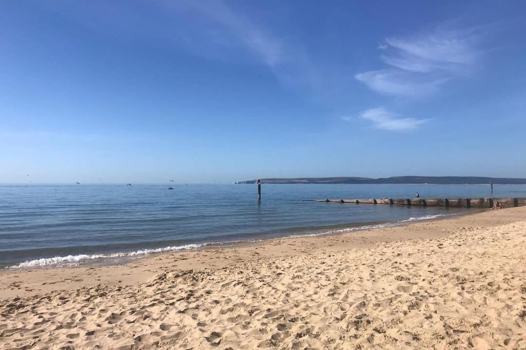 Stunning 2 Bed Apartment, Fabulous Sea View & 2 Minutes To Beach With Parking Борнмът Екстериор снимка