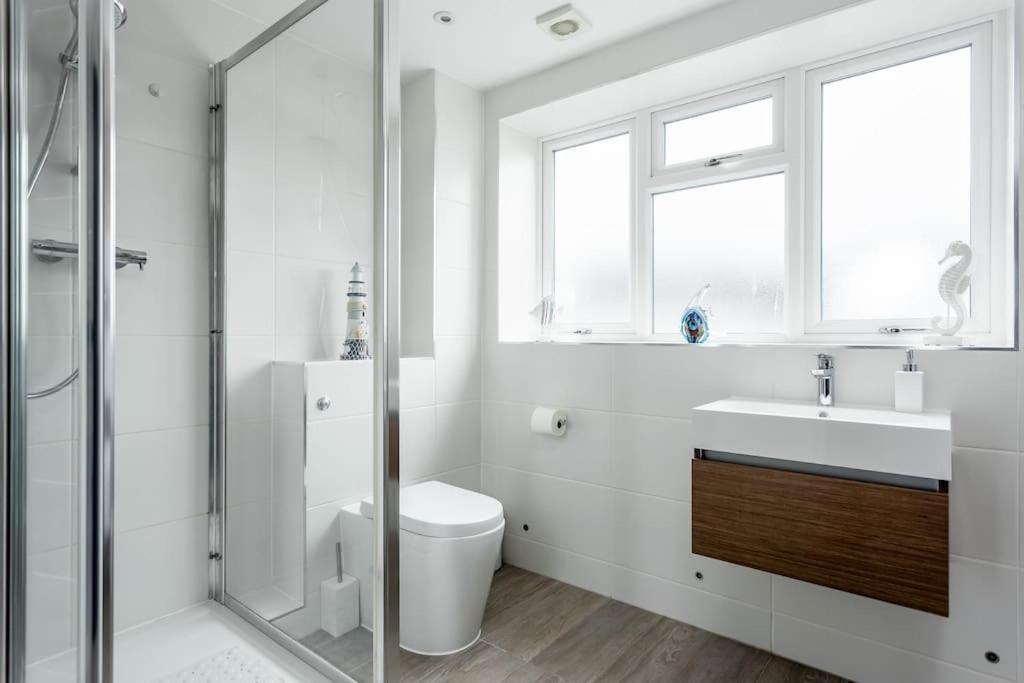 Stunning 2 Bed Apartment, Fabulous Sea View & 2 Minutes To Beach With Parking Борнмът Екстериор снимка
