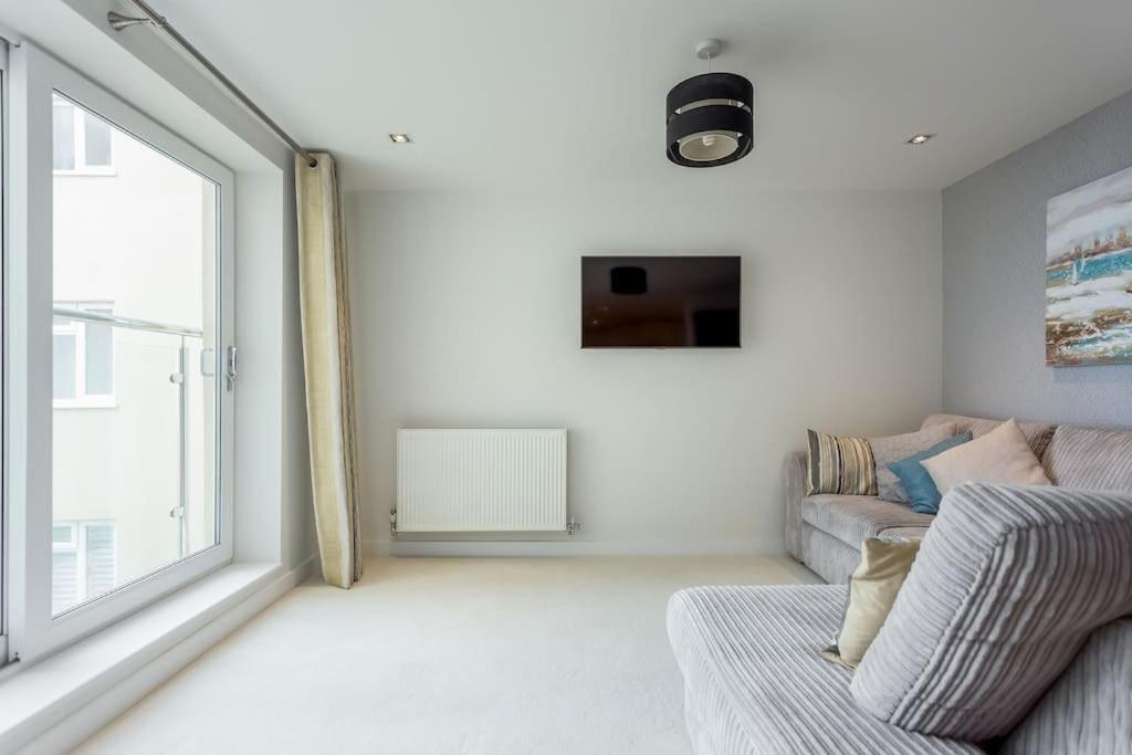Stunning 2 Bed Apartment, Fabulous Sea View & 2 Minutes To Beach With Parking Борнмът Екстериор снимка
