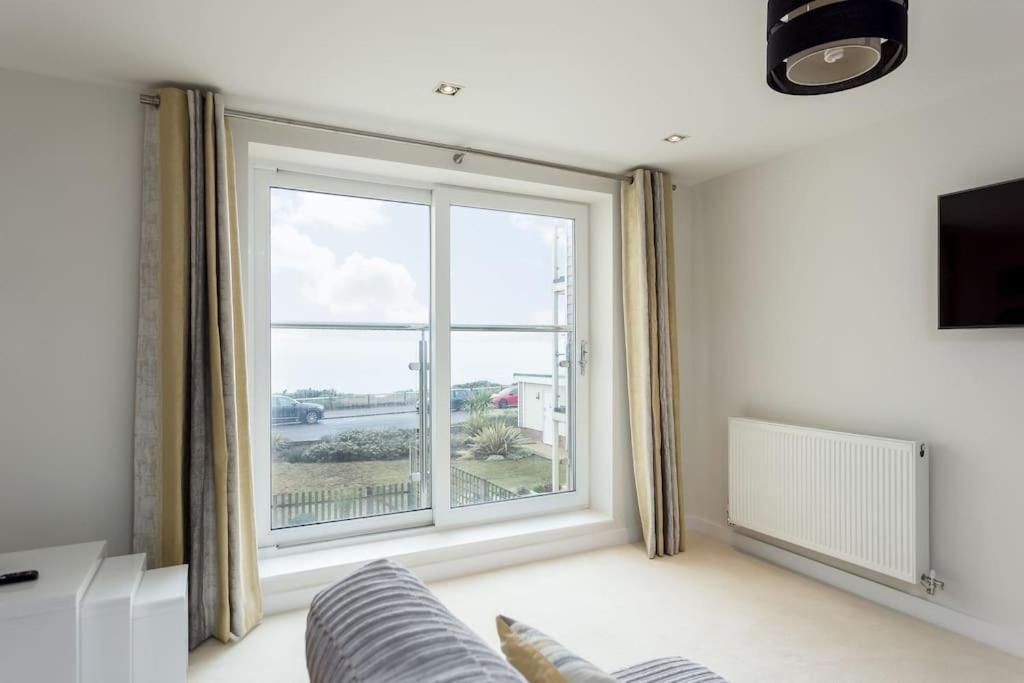 Stunning 2 Bed Apartment, Fabulous Sea View & 2 Minutes To Beach With Parking Борнмът Екстериор снимка