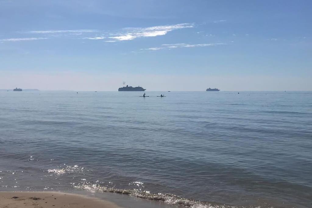 Stunning 2 Bed Apartment, Fabulous Sea View & 2 Minutes To Beach With Parking Борнмът Екстериор снимка