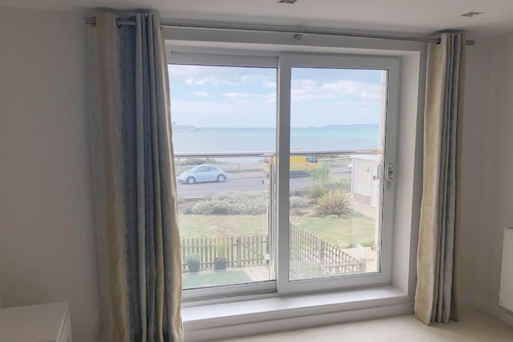 Stunning 2 Bed Apartment, Fabulous Sea View & 2 Minutes To Beach With Parking Борнмът Екстериор снимка